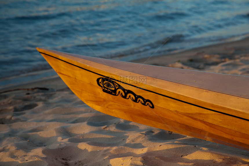 沙滩上木木皮艇弓图片