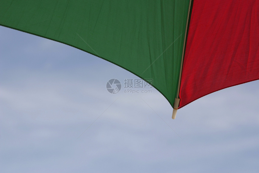 红色和绿色阳伞图片