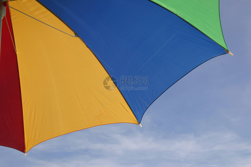彩色阳伞太阳阴影天篷假期框架绿色屏幕红色蓝天图片