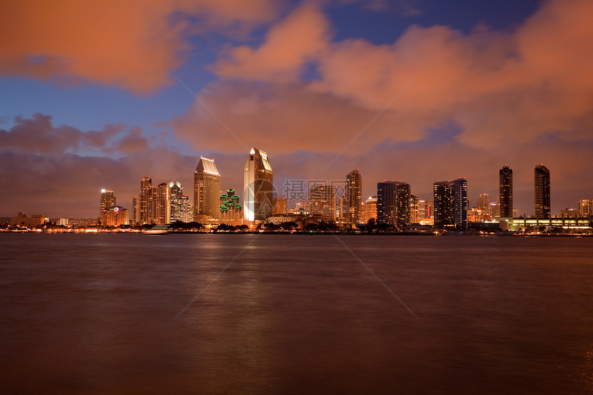 橙云反映圣地亚哥天线的光亮天际戏剧性建筑物天空海洋反思全景商业建筑日落图片