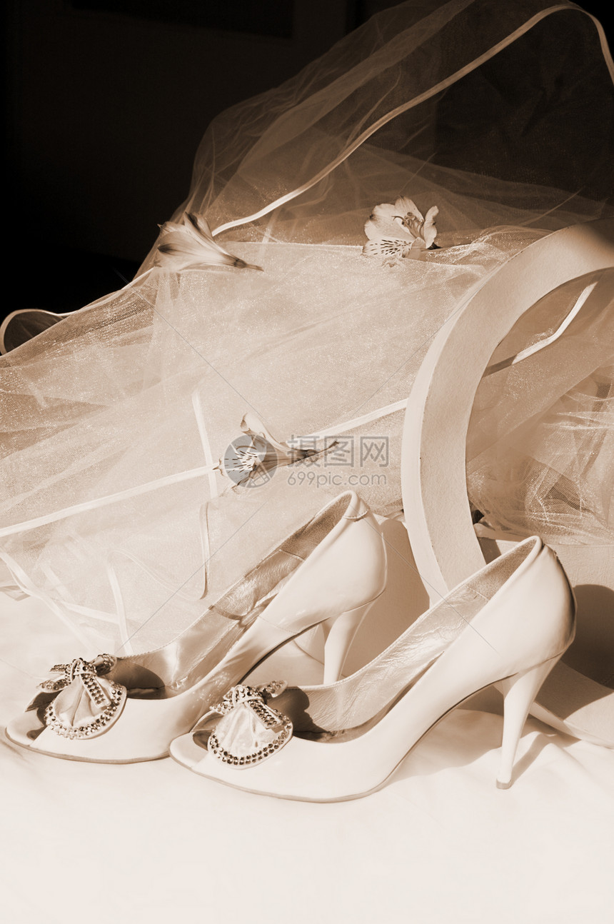 婚鞋 盒子和面纱新娘女士曲线裙子凉鞋女性薄纱结婚婚礼面纱图片