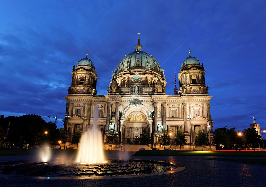 柏林多姆在柏林的夜晚圆顶历史性大教堂场景教会宗教旅游旅行文化主场图片