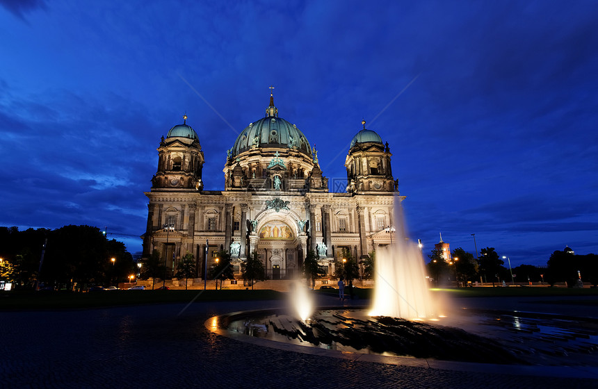 柏林多姆在柏林的夜晚文化教会旅行大教堂历史性圆顶宗教旅游场景城市图片