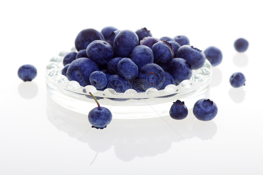 蓝莓在白色上孤立的玻璃图片