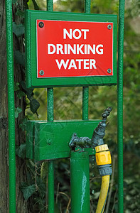 供水管道栅栏龙头安全卫生液体跑步栏杆绿色软管水龙头高清图片