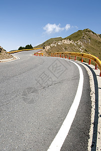 横山山公园驾驶蓝色运输沥青爬坡交通车道旅游路线高清图片