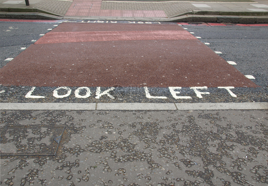 向左看左标牌交通运输斑马英语过境穿越行人王国街道信号图片