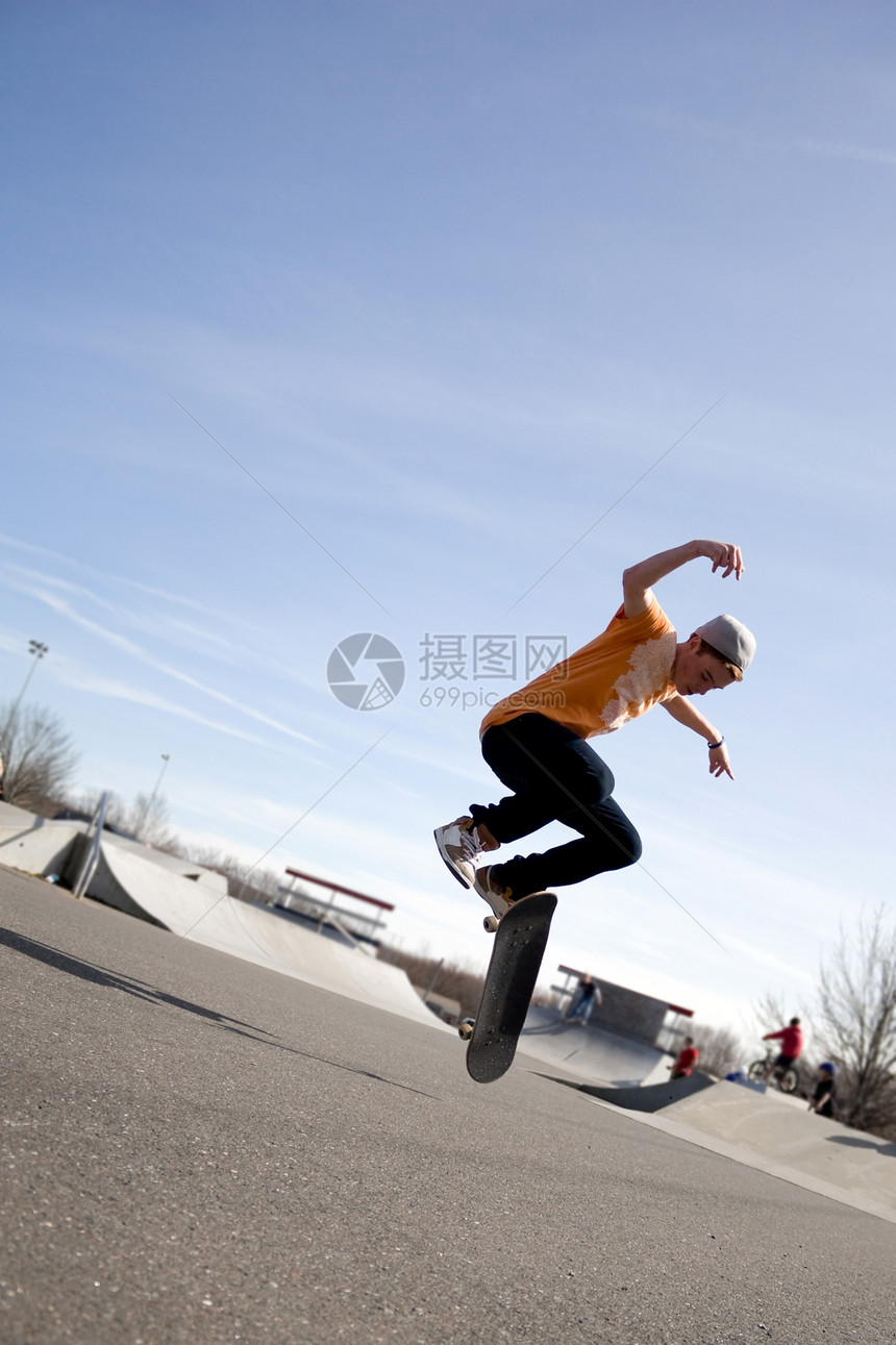 滑板诡计青年特技男生文化溜冰者滑冰公园青春期飞行棕褐色图片