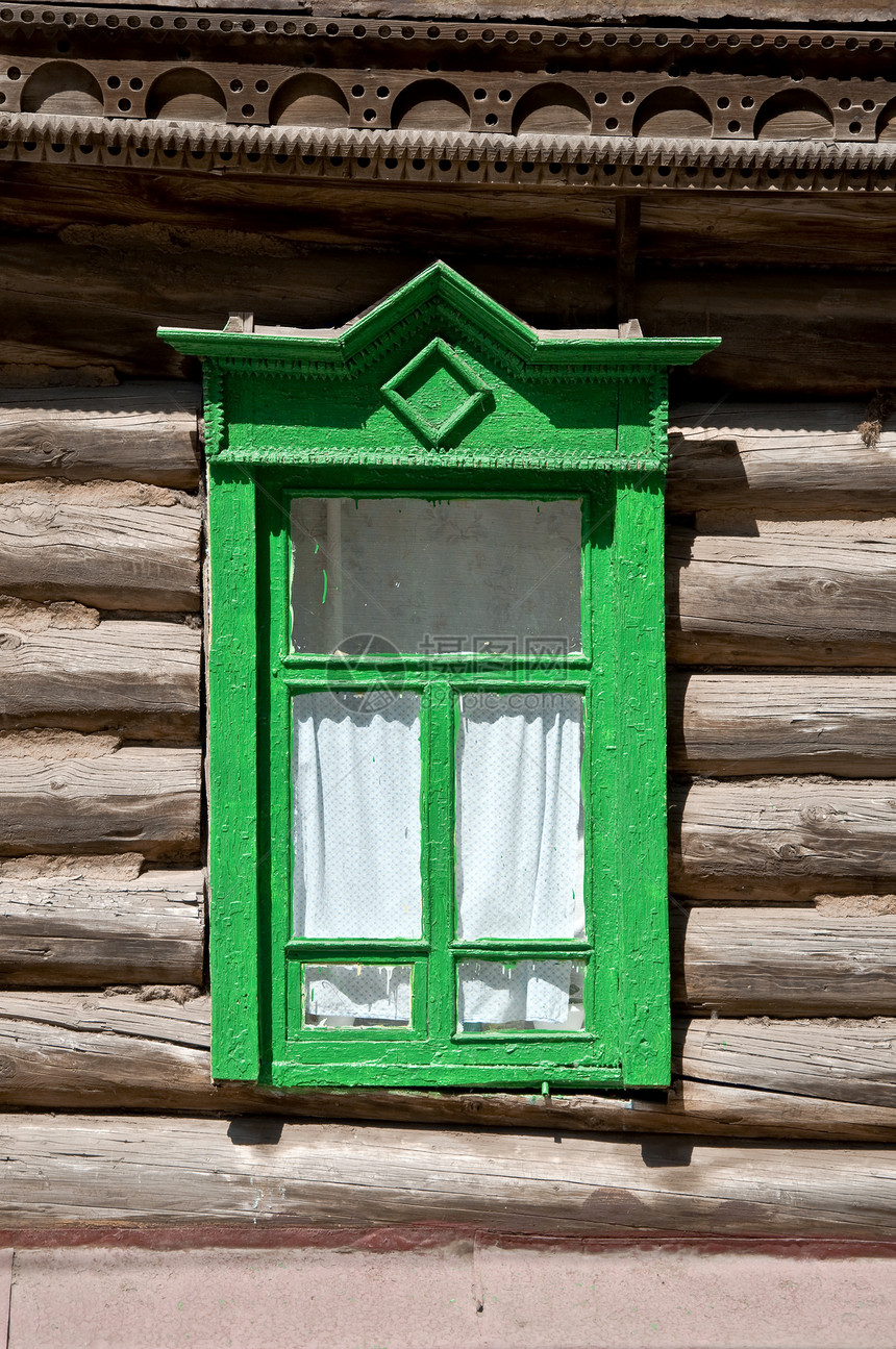 旧窗户雕刻绿色小屋房子套管建筑学日志玻璃乡村木头图片