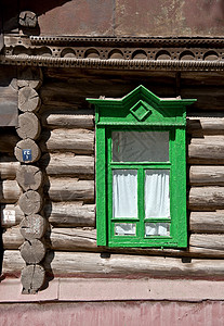 旧窗口雕刻绿色小屋乡村房子木头日志建筑学套管飞檐背景图片