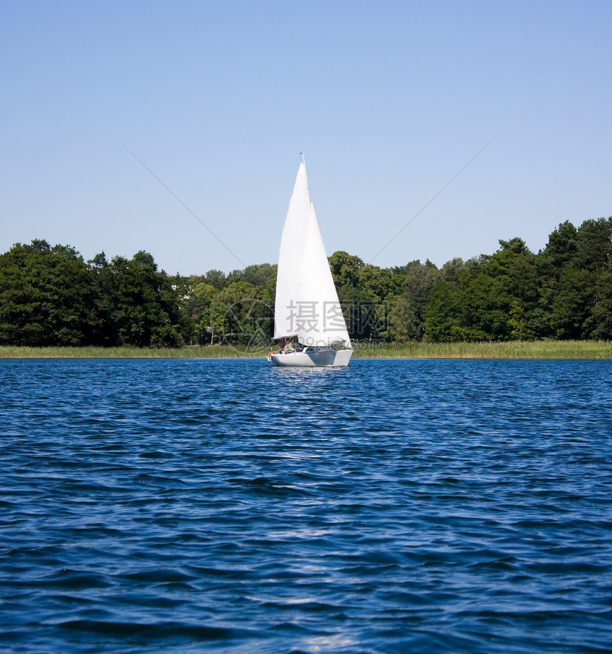 湖上游艇反射索具运动活动闲暇蓝色追求天空享受森林图片