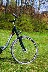 在草地上骑自行车背景图片