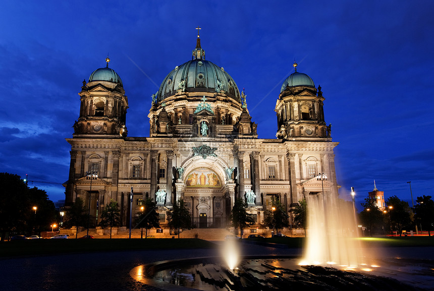 柏林多姆在柏林的夜晚圆顶教会旅游主场场景历史性大教堂城市文化旅行图片