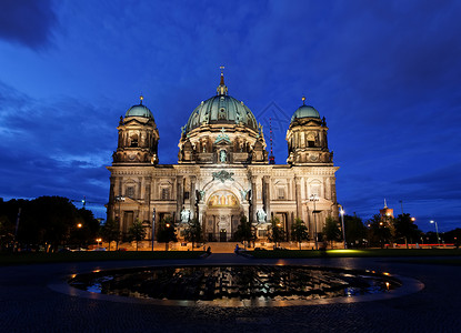 柏林多姆在柏林的夜晚旅行宗教场景圆顶历史性教会旅游城市主场大教堂背景图片
