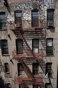纽约有消防逃生场的公寓楼涂鸦建筑学物业建筑单位背景图片