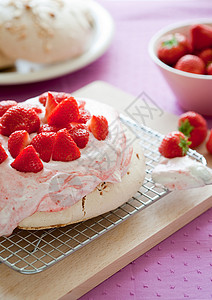 草莓巴夫洛娃水果酥皮美食甜点蛋糕奶油烹饪高清图片