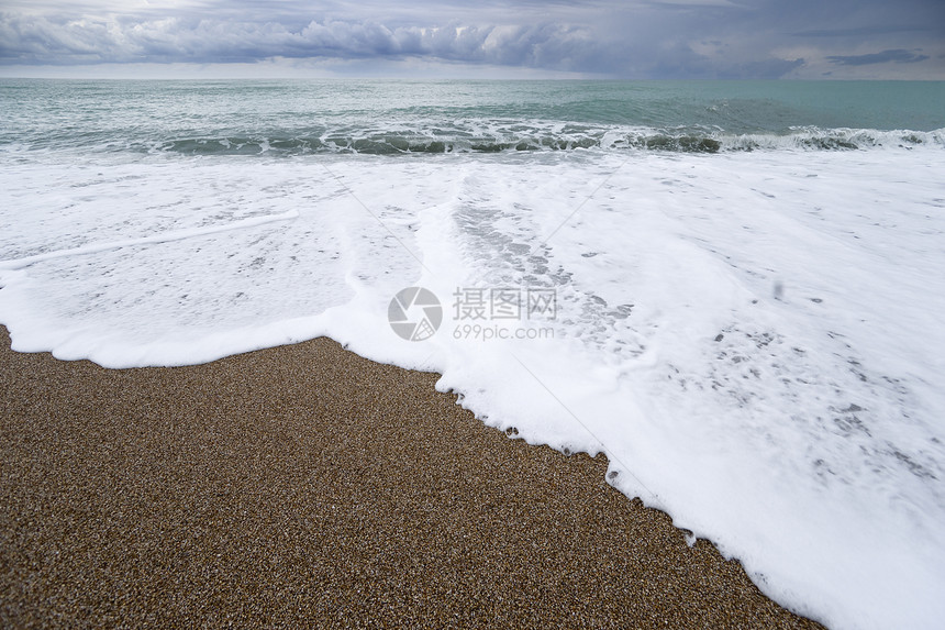 海 海海岸线日光蓝色冲浪泡沫天空海岸支撑多云天气图片