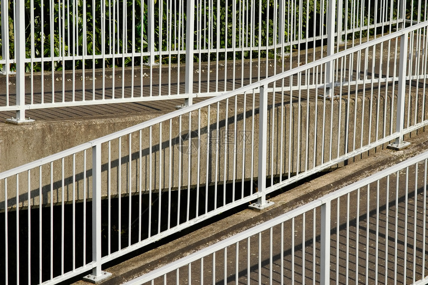 金属护栏平行线途径人行道残疾人坡度小路坡道通道通路轮椅图片