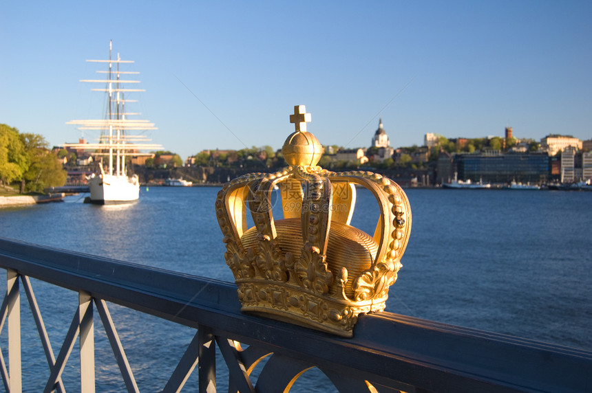 皇家金皇冠城市版税王冠乘客港口国王天空蓝色旅游场景图片