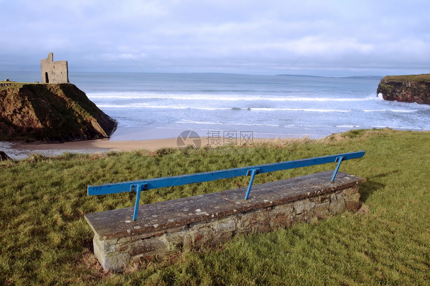 冬季海滩风景戏剧性长椅蓝色小路天气海岸悬崖废墟城堡天空图片