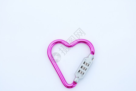 心形卡拉比纳金属挂锁粉色齿轮娱乐紫色钥匙安全力量运动背景图片