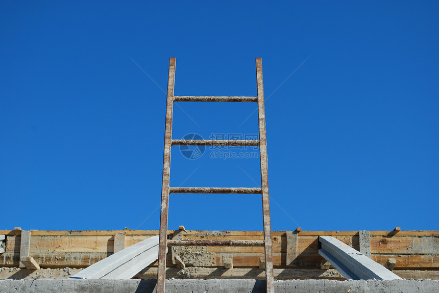 屋顶进入框架的阶梯梯子天空力量钢结构房子住房工业自由建造金属图片