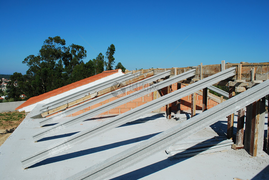 屋顶的框架框架工程木头灰色关节建设工作蓝色工业建筑天空图片