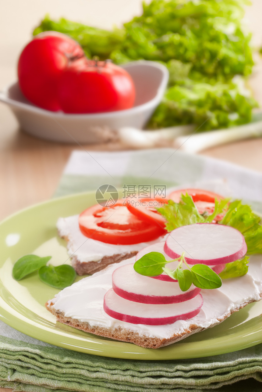 沙巴塔三明治面包装饰盘子蔬菜青菜小吃沙拉萝卜白色叶子图片