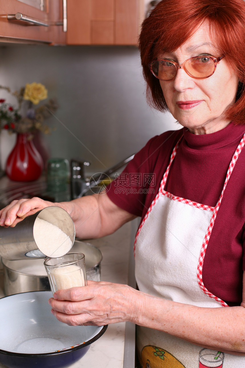 外婆女人在做饭人员美食主妇玻璃奶奶餐具营养食物烹饪女士图片