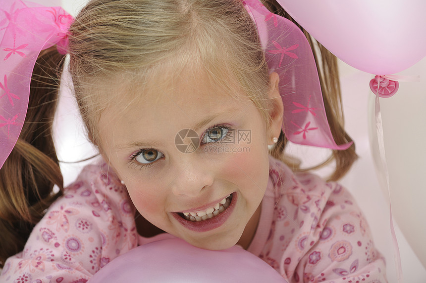 笑得漂亮 玩着粉色气球图片