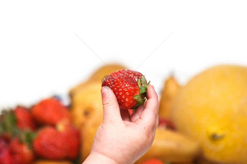 婴儿手与草莓饮食青年男生手指食物孩子小吃宏观营养水果图片