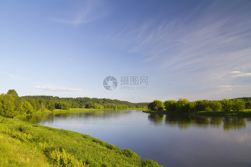 夏季河阳光蓝色天空森林草地地平线水平乡村旅行场景图片