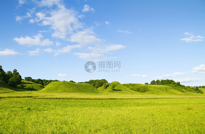 绿色山丘蓝云天空公园草地水平阳光活力地平线太阳环境土地场地图片