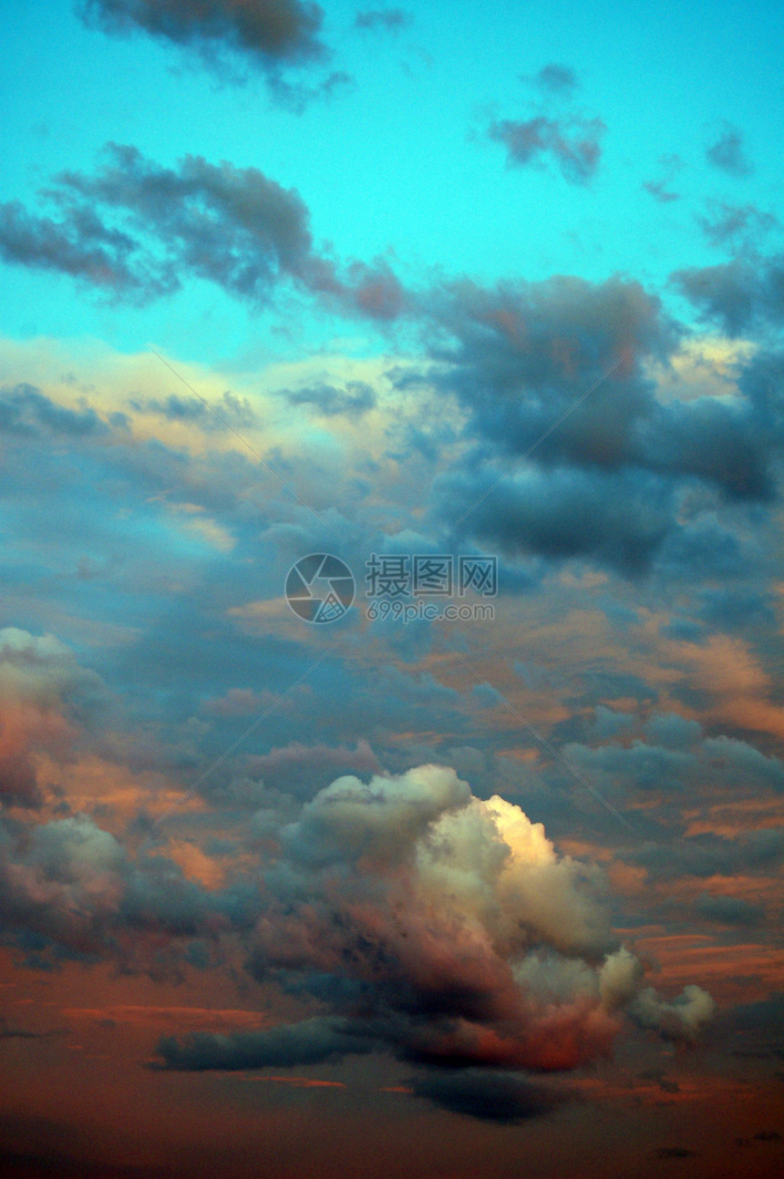 美丽的夜空多云图片