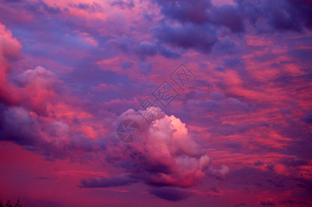 美丽的夜空多云背景图片