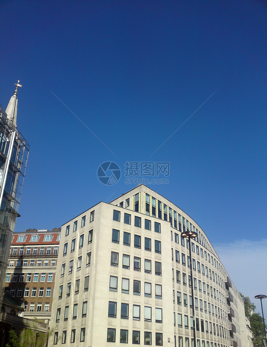 低价建筑职场窗户地标城市蓝色建筑学白色商业玻璃办公楼图片