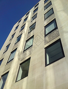 廉价大楼商业建筑学白色玻璃天空窗户建筑地标城市蓝色高清图片