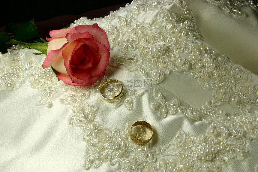 环子和玫瑰新娘礼服婚戒花束花朵珠宝卡片珍珠宝石礼物图片