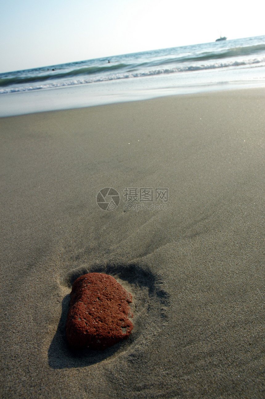 红石在墨西哥波多埃斯康迪多的沙滩上地平线反射日落旅行海岸线海景场景假期岩石天空图片