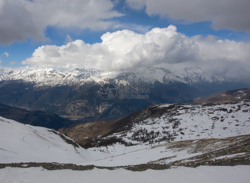 冬冬山土地阳光季节地形国家蓝色旅行假期滑雪风景图片