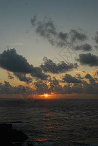 日出绿岛海滩绿色红太阳太阳红色海洋背景图片