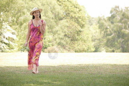 妇女步行服装城市魅力帽子女性裙子女士生活方式农村场地背景图片