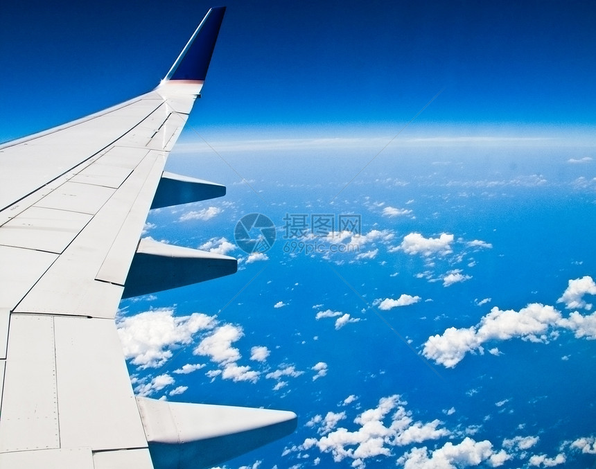 蓝色天空中的平地飞机白色运输航空机翼航班航程旅行闲暇飞行图片