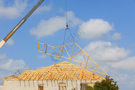 住宅建筑 屋顶涡轮房子木工光束框架木头建筑学材料桁架蓝色房地产背景图片