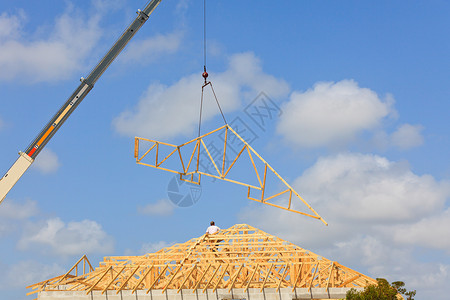 住宅建筑 屋顶涡轮蓝色房地产建筑学光束螺柱木材天空木头房子木工背景图片