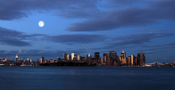 下曼哈顿天线办公室城市月亮市中心蓝色天际建筑学水路景观自由背景图片