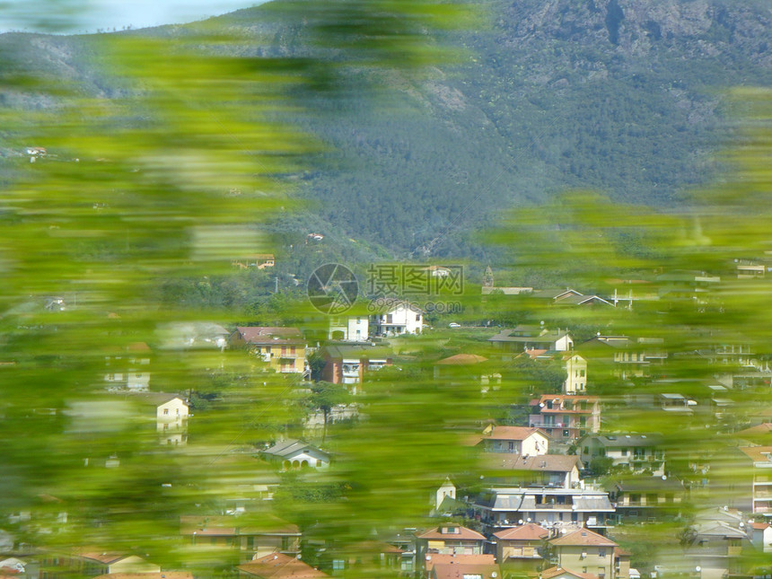 法属里维埃拉小城镇爬坡树叶城市森林房子绿色旅游图片