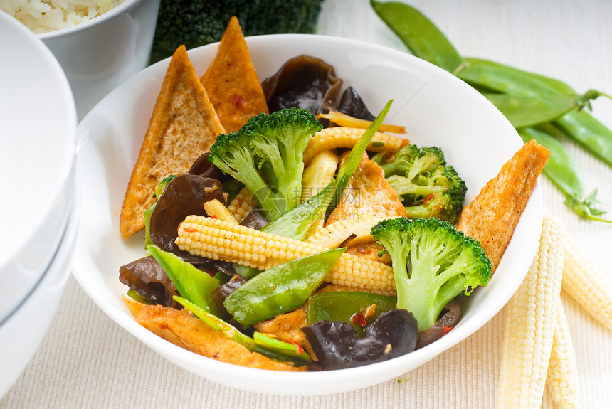 豆腐和蔬菜盘子牛肉豆子发芽洋葱竹子食物美食胡椒油炸图片