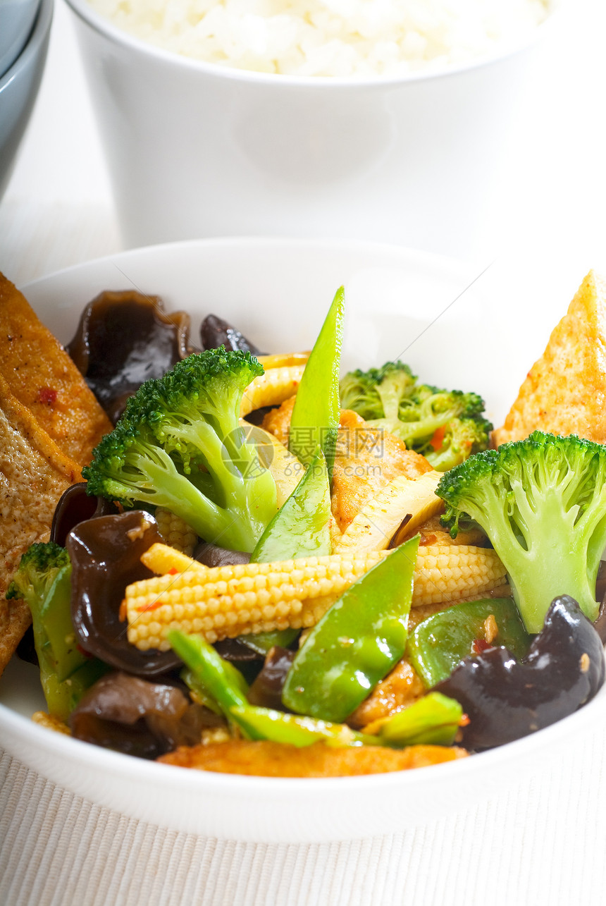 豆腐和蔬菜食物营养发芽洋葱胡椒油炸玉米竹子盘子午餐图片