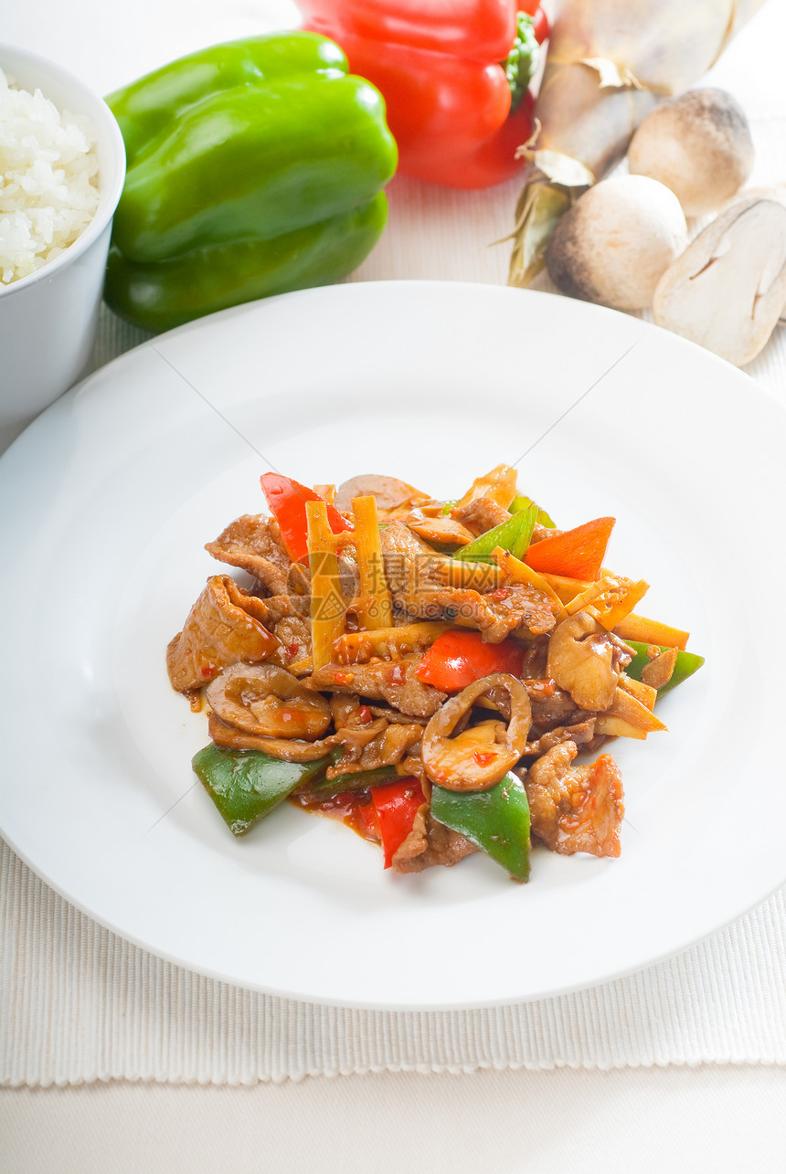 中国牛肉蔬菜和牛肉胡椒盘子洋葱红色美食食物黑色绿色营养白色图片